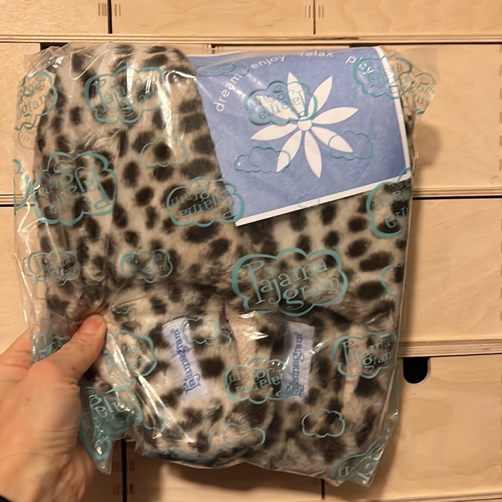 NWOT NWT Pajamagram Fuzzy Leopard Fur Print Cushioned Cushy Slippers size 7-8